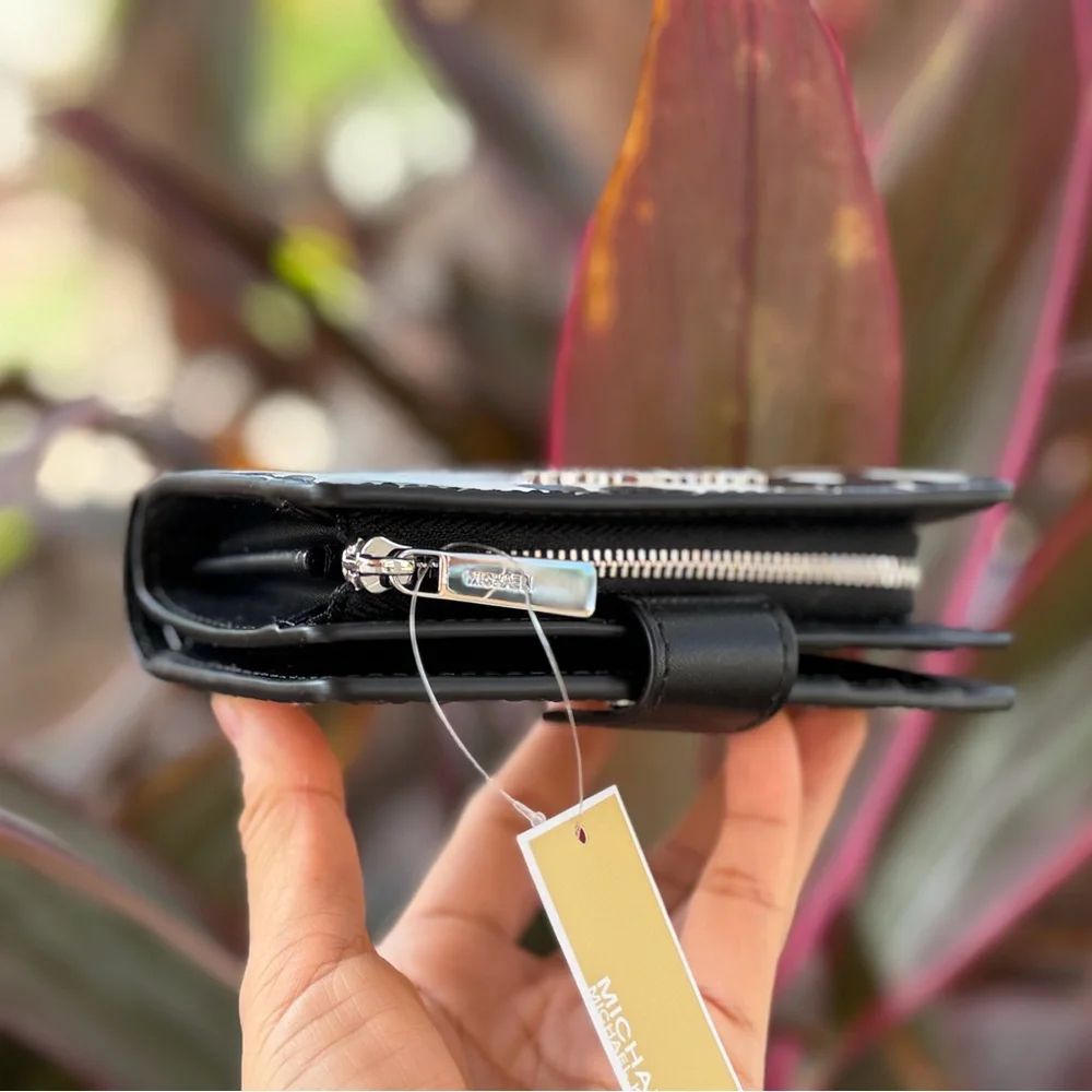 Michael Kors Jet Set Travel Bifold Black White Floral Wallet - Picture 10 of 12